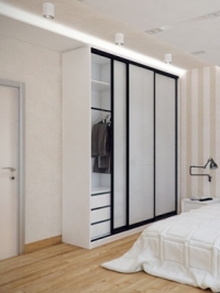 Белый шкаф купе с черной раздвижной системой