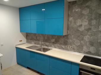 Бирюзовая крашенная кухня